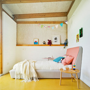 Immagine di una cameretta per bambini da 4 a 10 anni minimal di medie dimensioni con pareti beige