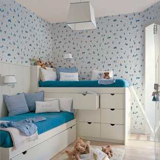 Modelo de dormitorio infantil de 1 a 3 años, actual, con paredes blancas, suelo de madera clara y suelo beige