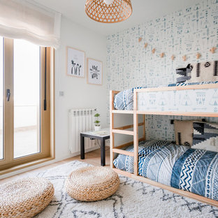 Ejemplo de dormitorio infantil de 4 a 10 años, marinero, con paredes multicolor y suelo de madera clara