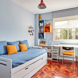 Modelo de dormitorio infantil contemporáneo, de tamaño medio, con paredes azules, suelo de madera en tonos medios y suelo marrón