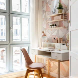 Modelo de habitación de niña papel pintado, contemporánea, de tamaño medio, con paredes multicolor, suelo de madera clara, suelo marrón y papel pintado