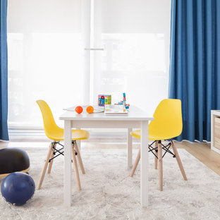 Diseño de dormitorio infantil de 4 a 10 años, nórdico, de tamaño medio, con paredes grises, suelo de madera clara y suelo beige