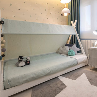 Idee per una cameretta per bambini da 1 a 3 anni boho chic di medie dimensioni con pareti multicolore, pavimento in laminato e pavimento grigio