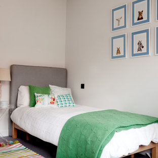 Foto de dormitorio infantil contemporáneo con paredes blancas, moqueta y suelo gris