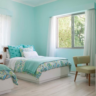 Ejemplo de dormitorio infantil de 1 a 3 años, tradicional renovado, con paredes azules, suelo de madera clara y suelo beige