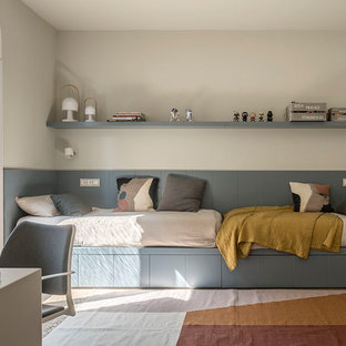 Medelhavsstil inredning av ett mellanstort pojkrum kombinerat med sovrum och för 4-10-åringar, med beige väggar, mellanmörkt trägolv och beiget golv