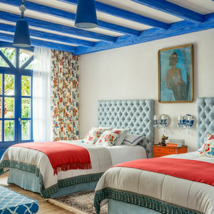 Foto de dormitorio infantil mediterráneo, grande, con paredes beige, suelo de madera clara y suelo beige