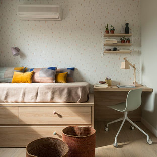 Diseño de dormitorio infantil de 4 a 10 años, costero, de tamaño medio, con paredes beige, suelo de madera clara y suelo marrón