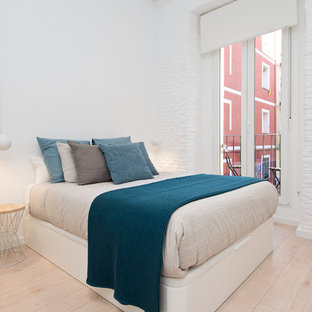 Modelo de dormitorio principal, nórdico, con paredes blancas, suelo de madera clara y suelo beige