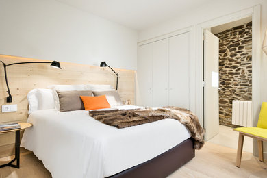 バルセロナにある中くらいなコンテンポラリースタイルのおしゃれな主寝室 (白い壁、淡色無垢フローリング、ベージュの床) のレイアウト