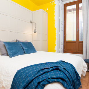 Foto de dormitorio principal, mediterráneo, sin chimenea, con paredes amarillas y suelo de madera en tonos medios