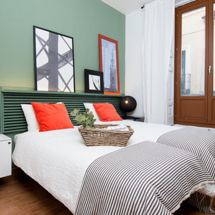 Ejemplo de habitación de invitados mediterránea, sin chimenea, con paredes verdes y suelo de madera en tonos medios
