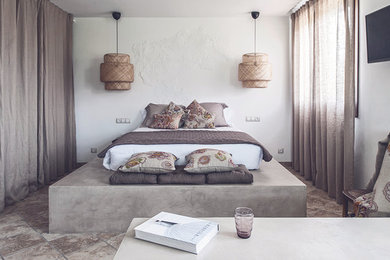 Modelo de dormitorio principal contemporáneo de tamaño medio sin chimenea con paredes blancas y suelo de baldosas de cerámica