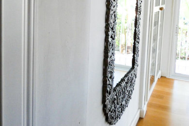 Ejemplo de dormitorio principal nórdico grande con paredes blancas y suelo de madera en tonos medios