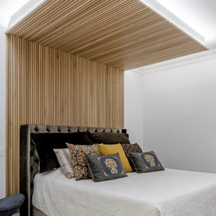 Foto de dormitorio madera, contemporáneo, madera, con paredes blancas, suelo de madera en tonos medios, marco de chimenea de madera, suelo marrón y madera
