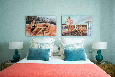 Diseño de dormitorio actual grande con paredes azules y suelo de madera clara