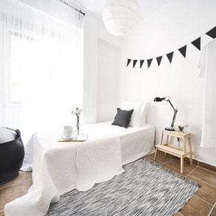Imagen de habitación de invitados rústica, pequeña, con paredes blancas, suelo de baldosas de terracota y suelo beige