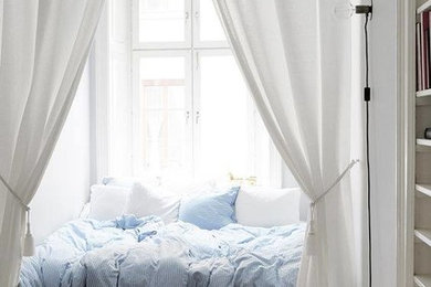 他の地域にある中くらいな北欧スタイルのおしゃれな主寝室 (白い壁、淡色無垢フローリング、暖炉なし)