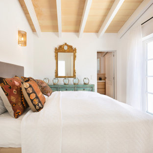 Ejemplo de dormitorio principal, mediterráneo, de tamaño medio, con paredes blancas y suelo beige