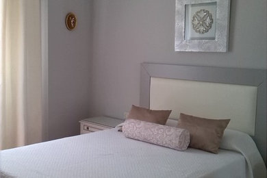 マラガにあるトランジショナルスタイルのおしゃれな寝室のインテリア