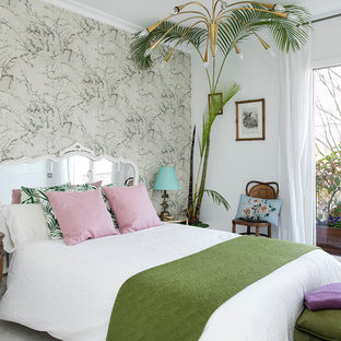 Imagen de dormitorio principal, exótico, de tamaño medio, sin chimenea, con paredes multicolor