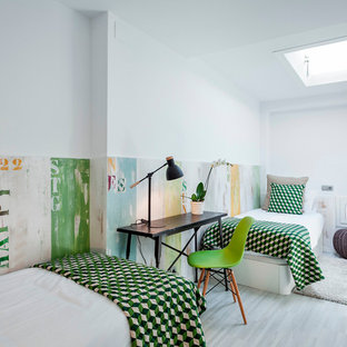 Diseño de habitación de invitados actual, de tamaño medio, sin chimenea, con paredes blancas y suelo de madera clara