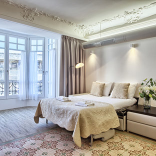 Imagen de dormitorio principal, clásico renovado, grande, con paredes blancas, suelo de madera oscura y suelo marrón