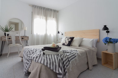 Ejemplo de dormitorio principal marinero de tamaño medio con paredes blancas, suelo de baldosas de porcelana y suelo gris