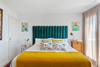 Foto de dormitorio principal ecléctico de tamaño medio con paredes blancas, suelo de madera en tonos medios y suelo marrón