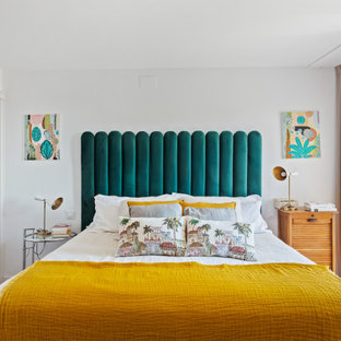 Foto de dormitorio principal, ecléctico, de tamaño medio, con paredes blancas, suelo de madera en tonos medios y suelo marrón