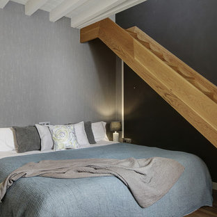 Foto de dormitorio principal, clásico renovado, de tamaño medio, con paredes negras, suelo de madera en tonos medios y suelo beige