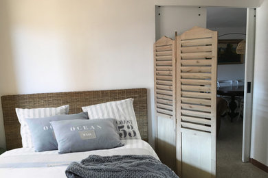 他の地域にある中くらいなビーチスタイルのおしゃれなロフト寝室 (白い壁) のインテリア