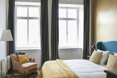 Esempio di una camera degli ospiti chic di medie dimensioni con pareti bianche e pavimento in legno massello medio