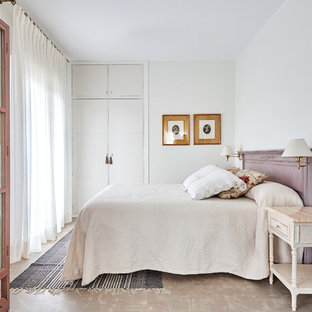 Foto de dormitorio principal, romántico, de tamaño medio, sin chimenea, con paredes blancas y suelo de cemento