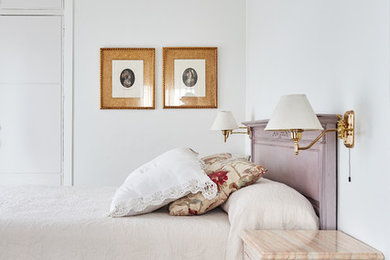 Foto de dormitorio principal mediterráneo de tamaño medio sin chimenea con paredes blancas, suelo de cemento y suelo gris