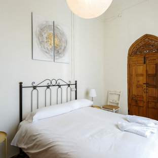 Imagen de dormitorio mediterráneo con paredes blancas y suelo multicolor