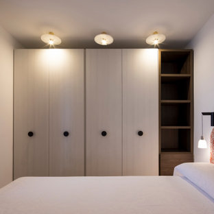 Modelo de dormitorio principal, mediterráneo, pequeño, sin chimenea, con paredes blancas, suelo de baldosas de cerámica y suelo rojo