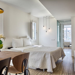 Foto de dormitorio contemporáneo con paredes blancas, suelo de madera oscura y suelo marrón