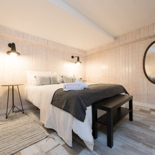 Foto de habitación de invitados industrial con paredes beige, suelo de madera pintada y suelo marrón