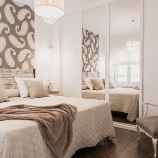 Foto de dormitorio principal, clásico renovado, con suelo de madera oscura, paredes blancas y suelo marrón