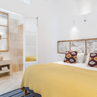 Modelo de dormitorio principal, mediterráneo, sin chimenea, con paredes blancas y suelo beige