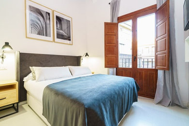 Diseño de dormitorio principal tradicional renovado de tamaño medio sin chimenea con paredes blancas y suelo de madera pintada