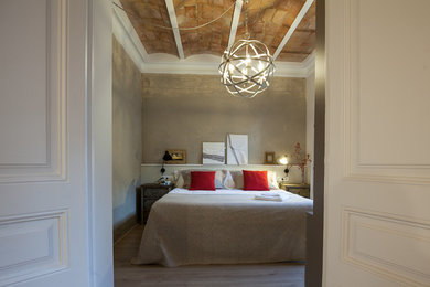 Foto de dormitorio principal bohemio de tamaño medio con paredes grises