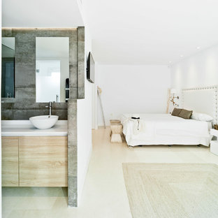 Foto de dormitorio principal, actual, grande, sin chimenea, con paredes blancas y suelo beige