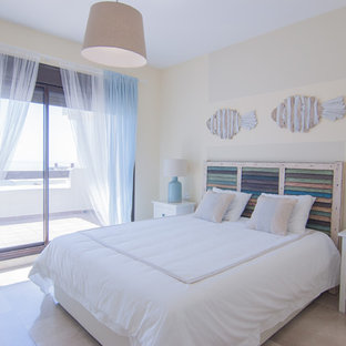 Foto de dormitorio principal, costero, con paredes beige y suelo beige