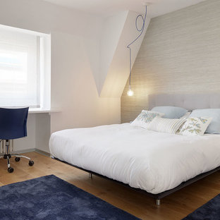 Foto de dormitorio contemporáneo con paredes grises, suelo de madera en tonos medios y suelo marrón