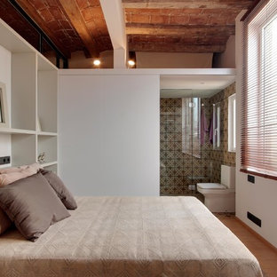 Modelo de dormitorio principal, urbano, de tamaño medio, sin chimenea, con paredes blancas y suelo de madera clara