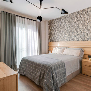 Ejemplo de dormitorio principal y papel pintado, actual, de tamaño medio, papel pintado, con paredes marrones, suelo marrón, papel pintado y suelo de madera en tonos medios