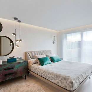 Foto de dormitorio principal, contemporáneo, de tamaño medio, con suelo de madera clara, paredes beige y suelo beige