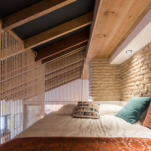 Diseño de dormitorio tipo loft, mediterráneo, pequeño, sin chimenea, con paredes beige
